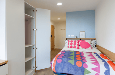 Bronze Plus En Suite, Ty Nant, 180 High Street, City Centre, Swansea - Image 2